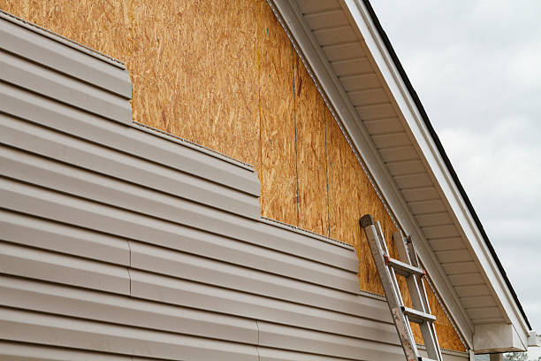 Professional Siding technician working in Unionville, VA